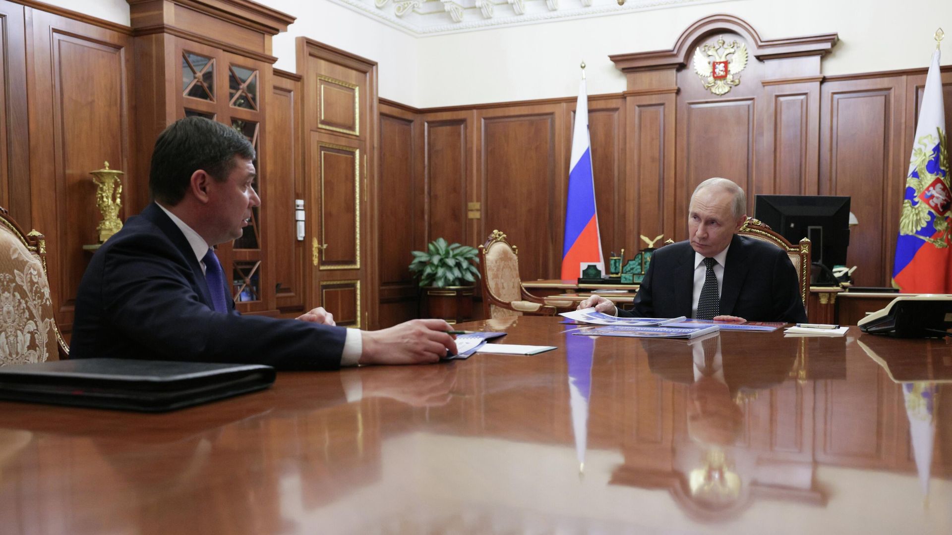 Президент РФ Владимир Путин и губернатор Тамбовской области Евгений Первышов во время встречи Президент РФ Владимир Путин и губернатор Тамбовской области Евгений Первышов во время встречи - РИА Новости, 1920, 06.05.2026