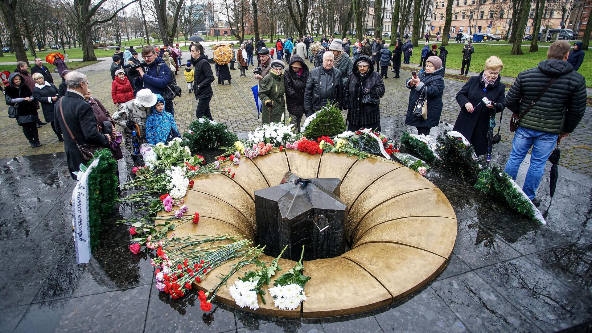 Вечный огонь у мемориала советским воинам в парке Дубровина в Даугавпилсе - РИА Новости, 1920, 06.05.2026