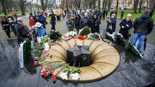 Вечный огонь у мемориала советским воинам в парке Дубровина в Даугавпилсе