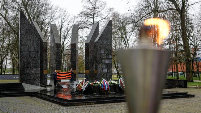 Мемориал советским воинам в парке Дубровина в Даугавпилсе