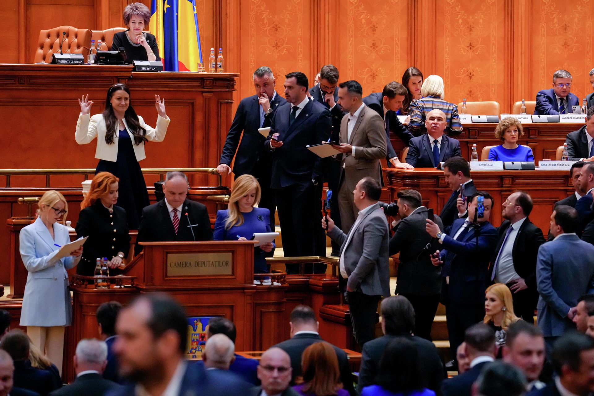 Премьер-министр Румынии Илие Боложан во время голосования парламентариев по вотуму недоверия в Бухаресте - РИА Новости, 1920, 07.05.2026