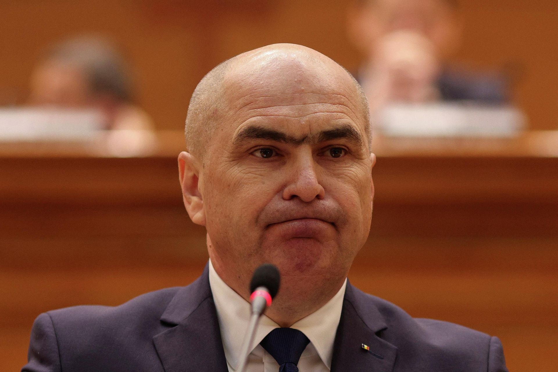Премьер-министр Румынии Илие Боложан во время голосования в парламенте по вотуму недоверия - РИА Новости, 1920, 07.05.2026