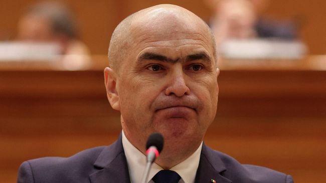Премьер-министр Румынии Илие Боложан во время голосования в парламенте по вотуму недоверия. 5 мая 2026