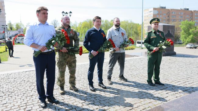 Губернатор Московской области Андрей Воробьев с ветеранами СВО возложил цветы к стеле в Можайске