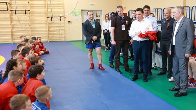 Губернатор Московской области Андрей Воробьев поговорил со спортсменами и тренерами в ФОК Арсенал в Можайске