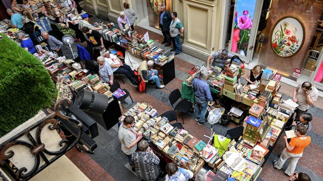 Горожане на XI Книжном фестивале Красная площадь в ГУМе в Москве