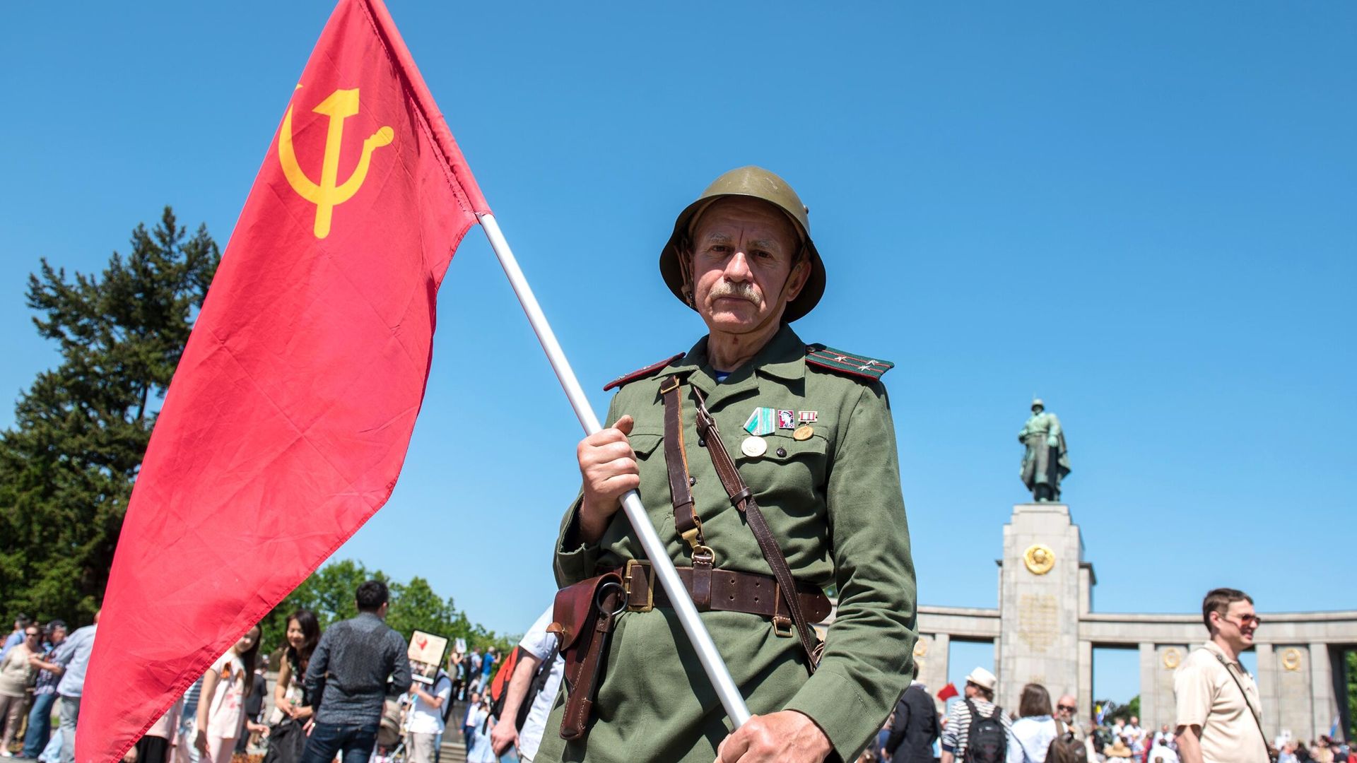 Участник акции Бессмертный полк в Берлине - РИА Новости, 1920, 09.05.2026