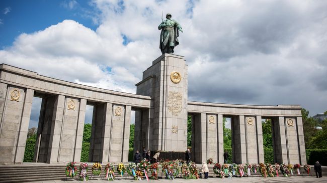 Мемориал павшим советским воинам в Тиргартене в Берлине