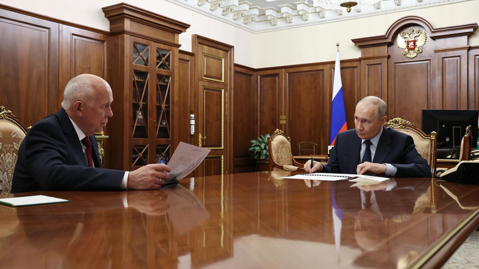 Президент РФ Владимир Путин и генеральный директор государственной корпорации Ростех Сергей Чемезов во время встречи Президент РФ Владимир Путин и генеральный директор государственной корпорации Ростех Сергей Чемезов во время встречи - РИА Новости, 1920, 07.05.2026