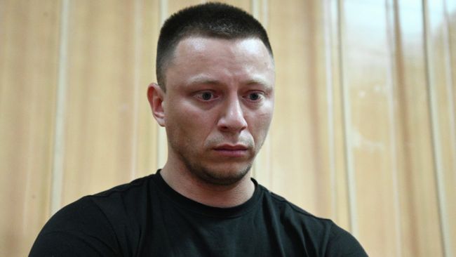 Байкер Максим Завирюха в Никулинском районном суде Москвы перед заседанием по избранию меры пресечения. 7 мая 2026