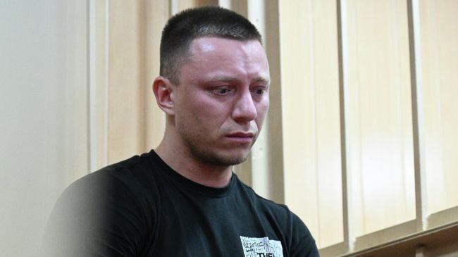 Байкер Максим Завирюха в Никулинском районном суде Москвы перед заседанием по избранию меры пресечения. 7 мая 2026