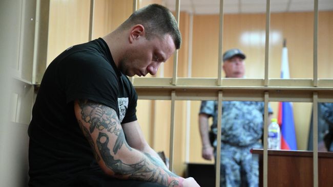 Байкер Максим Завирюха в Никулинском районном суде Москвы перед заседанием по избранию меры пресечения. 7 мая 2026