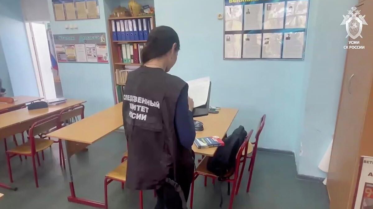 Сотрудница СК России на месте инцидента в общеобразовательном учреждении в городе Миллерово Сотрудница СК России на месте инцидента в общеобразовательном учреждении в городе Миллерово - РИА Новости, 1920, 07.05.2026