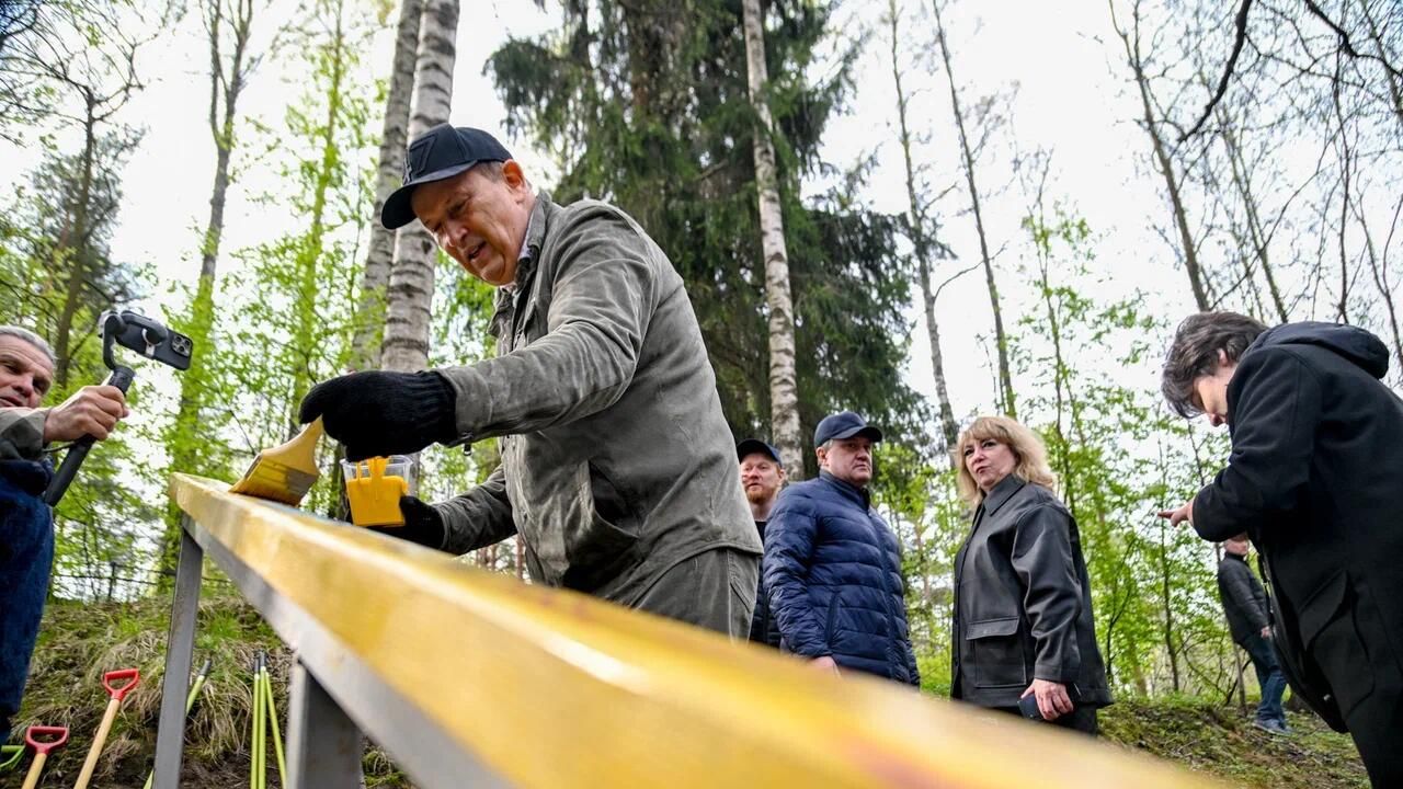 Губернатор Ленобласти принял участие в уборке около храма Сергия Радонежского Губернатор Ленобласти принял участие в уборке около храма Сергия Радонежского - РИА Новости, 1920, 07.05.2026