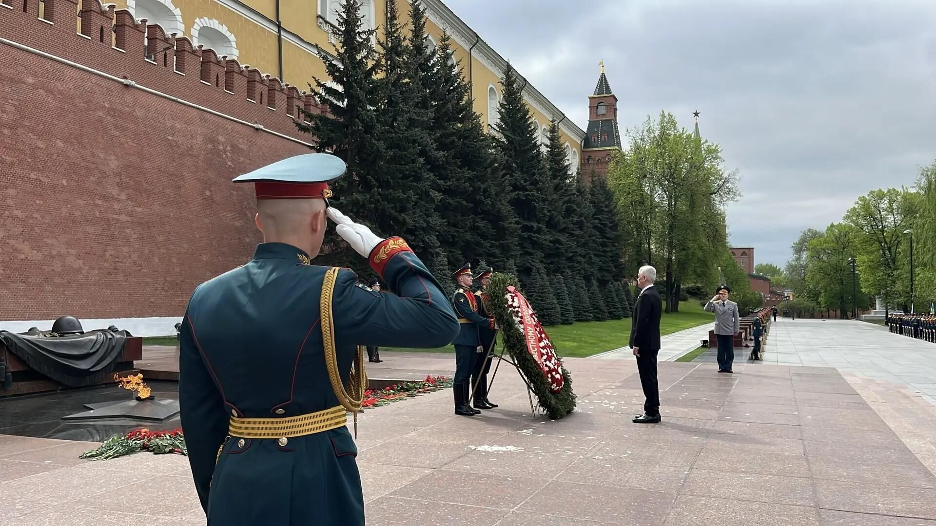 Сергей Собянин возложил цветы к Могиле Неизвестного Солдата Сергей Собянин возложил цветы к Могиле Неизвестного Солдата - РИА Новости, 1920, 08.05.2026
