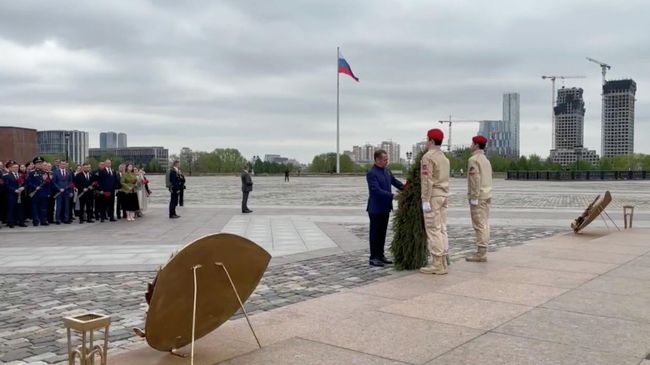 Заместитель председателя Совета безопасности России Дмитрий Медведев на церемонии возложения венка к Вечному огню у Музея Победы на Поклонной горе