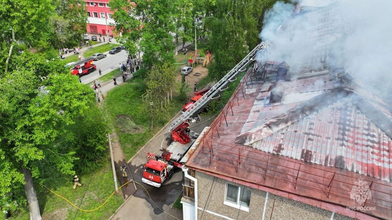 Сотрудники МЧС ликвидируют пожар в Уфе Сотрудники МЧС ликвидируют пожар в Уфе - РИА Новости, 1920, 08.05.2026