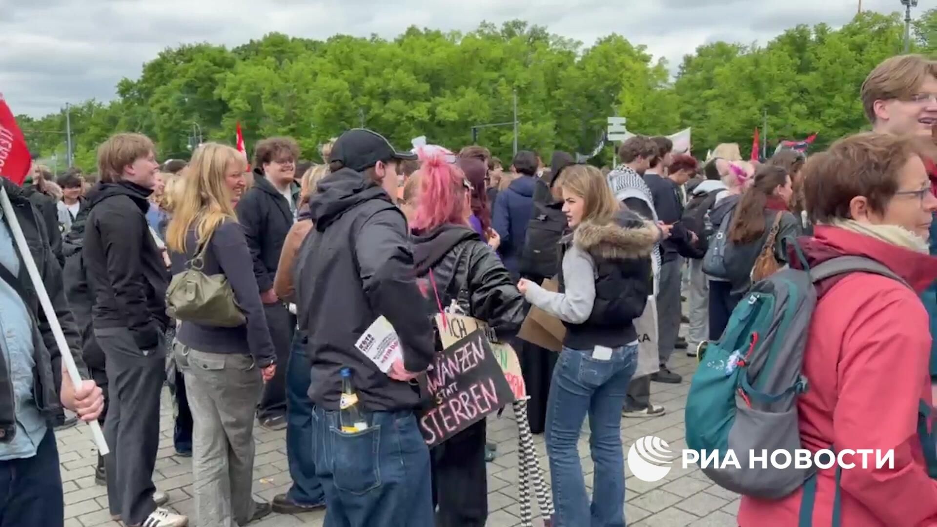 Школьники проводят демонстрацию против милитаризации ФРГ в Берлине - РИА Новости, 1920, 08.05.2026
