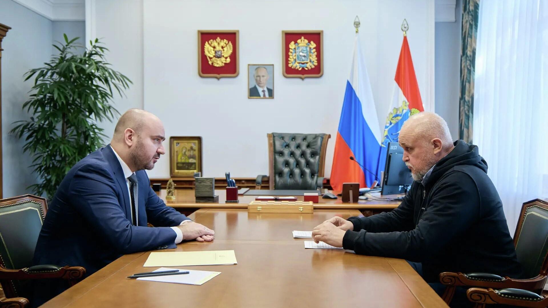 Губернатор Самарской области Вячеслав Федорищев и Министр энергетики РФ Сергей Цивилев во время встречи Губернатор Самарской области Вячеслав Федорищев и Министр энергетики РФ Сергей Цивилев во время встречи - РИА Новости, 1920, 08.05.2026