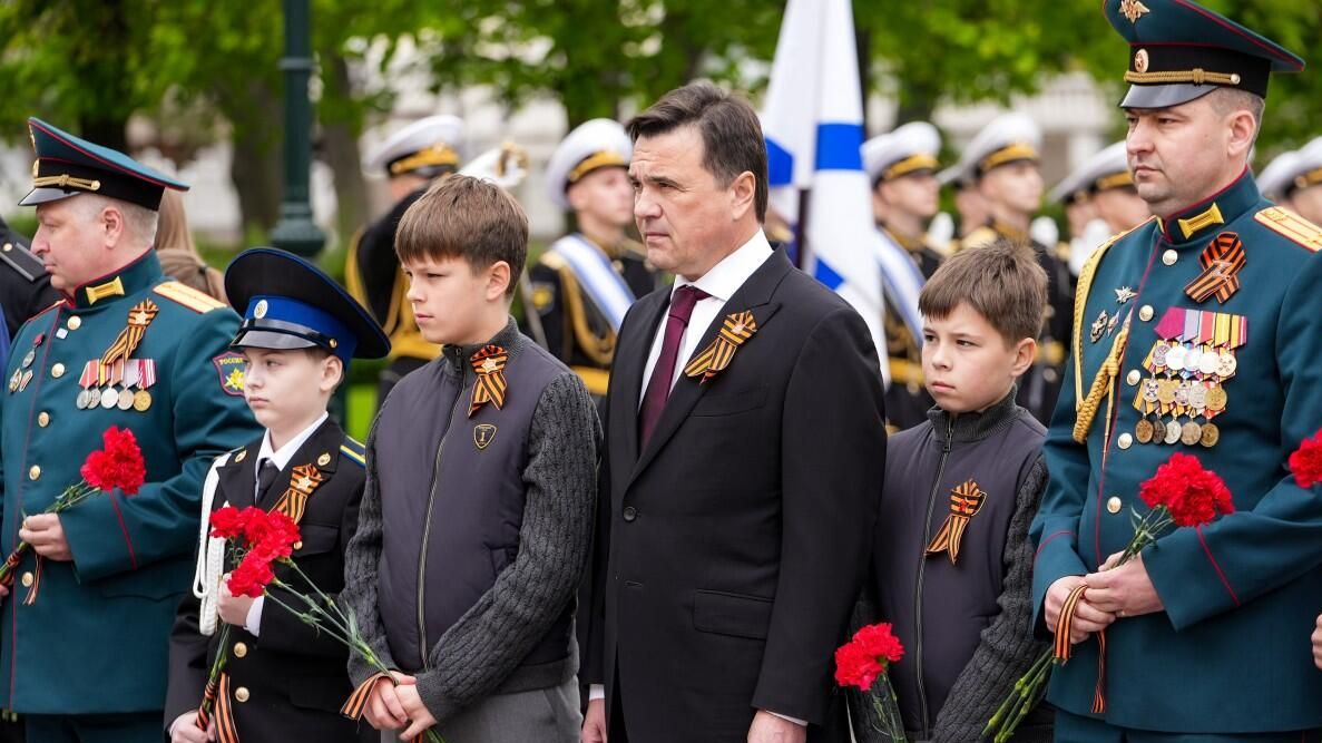 Губернатор Московской области Андрей Воробьев с сыновьями, участниками СВО и их детьми возложил цветы к Могиле Неизвестного Солдата и памятнику маршалу Георгию Жукову - РИА Новости, 1920, 08.05.2026