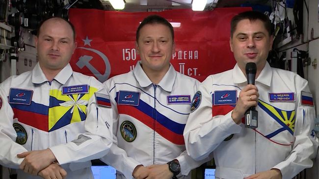Космонавты поздравили россиян с Днем Победы Космонавты поздравили россиян с Днем Победы