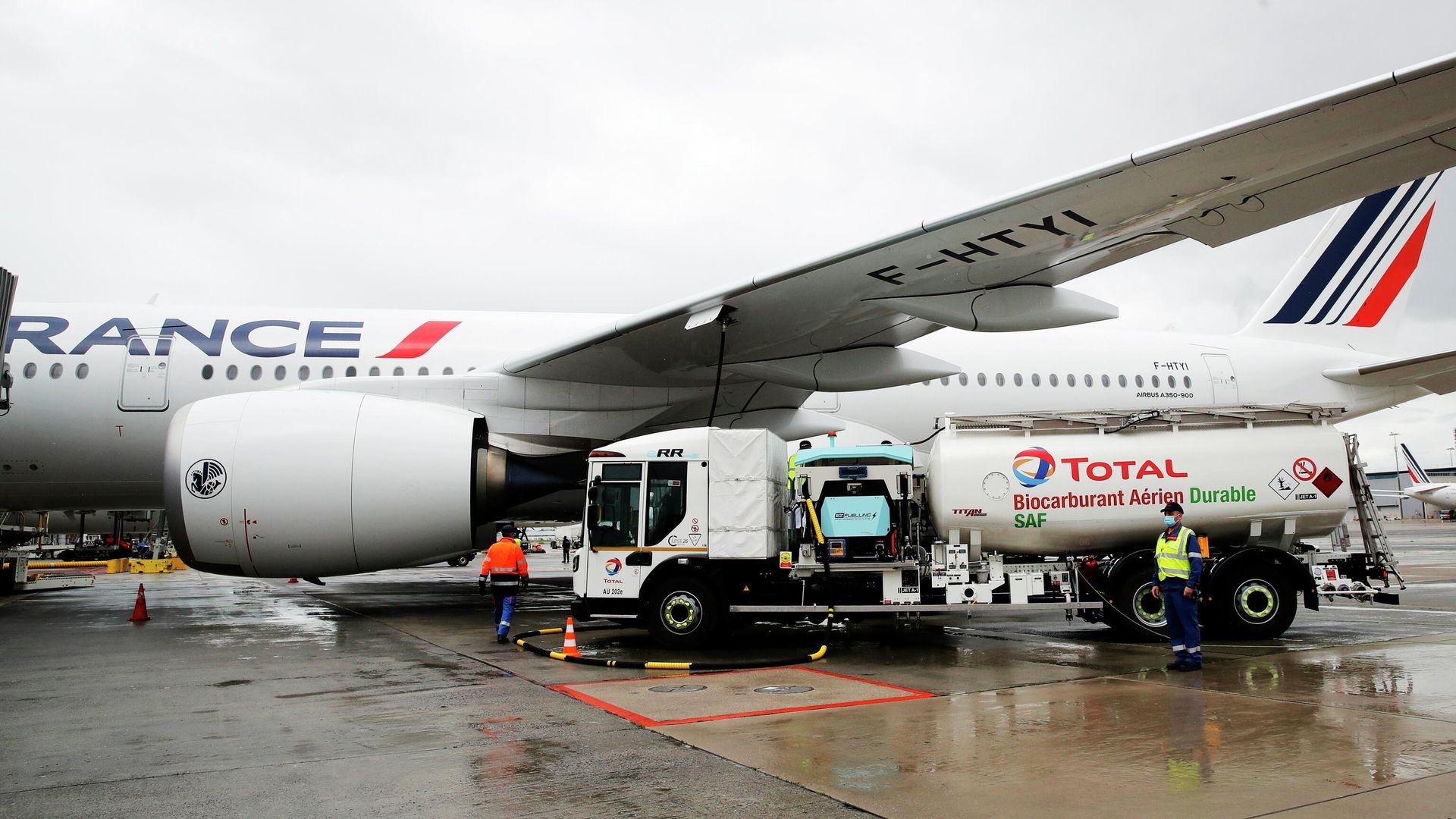 Заправка самолета Airbus A350 авиационным топливом в аэропорту Руасси в Париже - РИА Новости, 1920, 08.05.2026