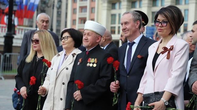 Имам Московской Соборной мечети Марат Аршабаев на церемонии возложения венков и цветов к Могиле Неизвестного Солдата в Александровском саду в Москве