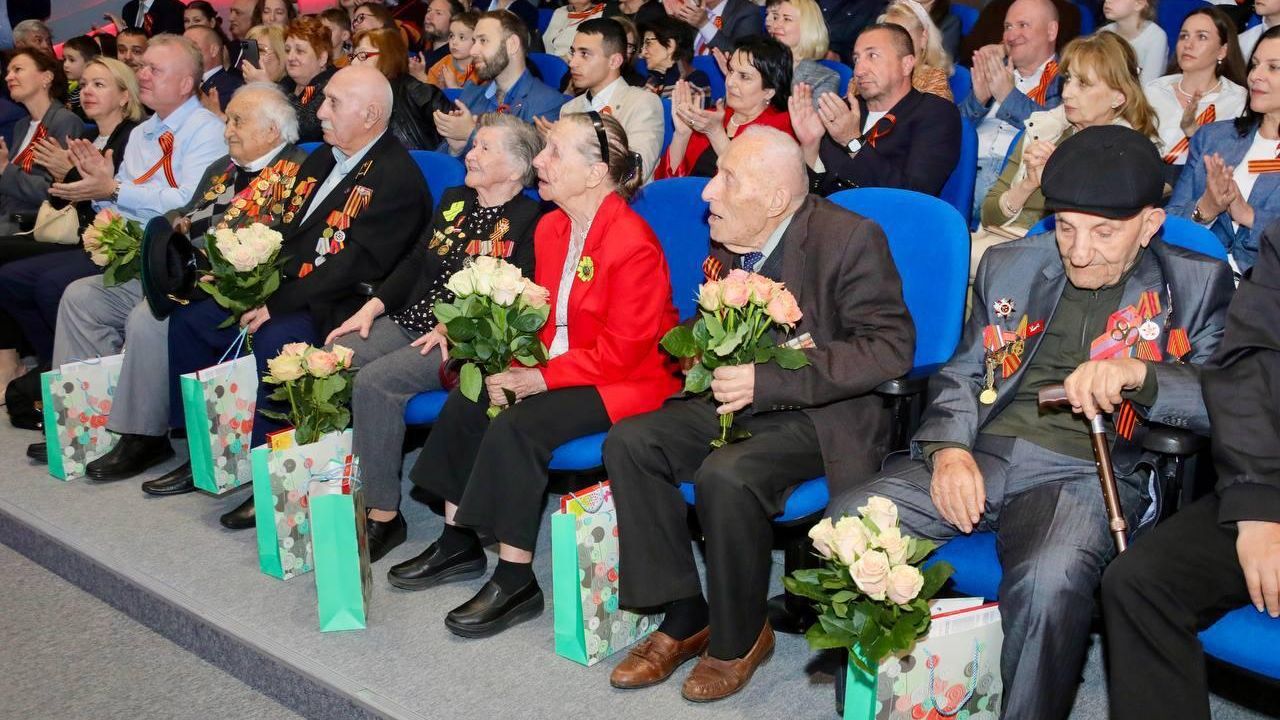 Праздничный концерт ко Дню Победы в Доме Москвы в Ереване Праздничный концерт ко Дню Победы в Доме Москвы в Ереване - РИА Новости, 1920, 08.05.2026