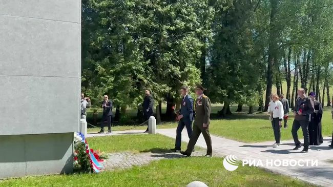 Возложение цветов в память об узниках бывшего нацистского концлагеря Маутхаузен 