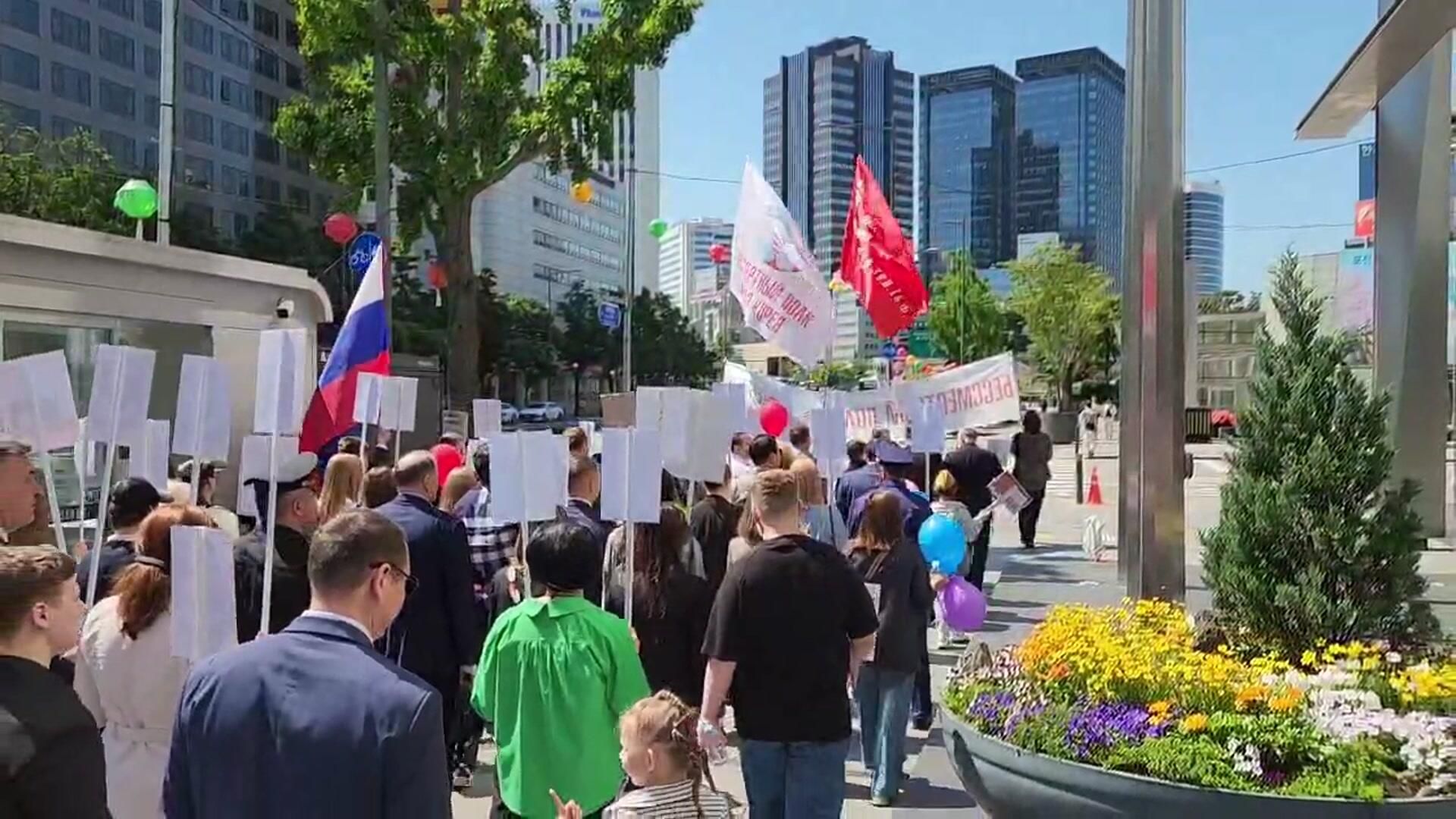 Шествие Бессмертного полка в Сеуле Шествие Бессмертного полка в Сеуле - РИА Новости, 1920, 09.05.2026