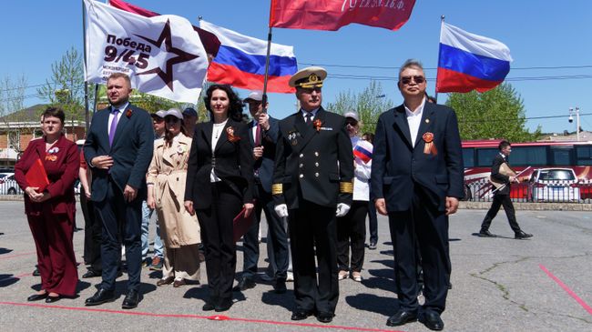 Руководитель Международного патриотического движения Победа 9/45, вице-спикер Госдумы РФ Борис Чернышов, генеральный консул России в Шэньяне Наталья Прыжкова, капитан учебно-парусного судна Паллада Николай Зорченко на церемонии возложения цветов к мемориалу советским воинам в Даляне в преддверии празднования 81-й годовщины Победы в Великой Отечественной войне