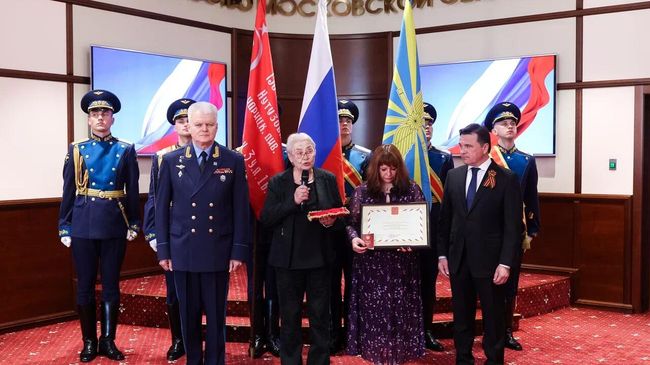 Губернатор Московской области Андрей Воробьев передал Золотую Звезду Героя России родным летчика Терехина