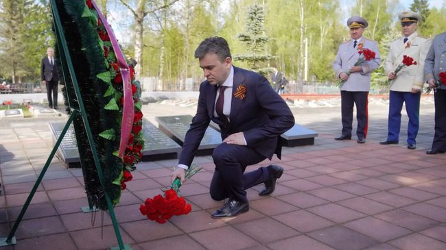 Губернатор Ивановской области Станислав Воскресенский на церемонии возложения цветов к памятнику Воину-освободителю в Иваново