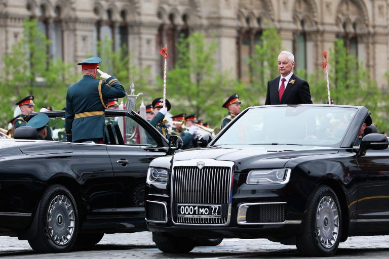Министр обороны РФ Андрей Белоусов и командующий парадом, генерал-полковник Андрей Мордвичев на военном параде в Москве в честь 81-й годовщины Победы в Великой Отечественной войне Министр обороны РФ Андрей Белоусов и командующий парадом, генерал-полковник Андрей Мордвичев на военном параде в Москве в честь 81-й годовщины Победы в Великой Отечественной войне