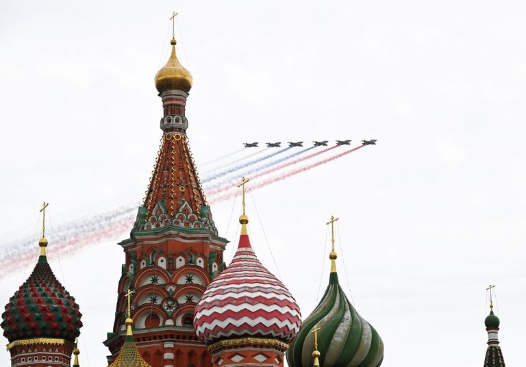 Штурмовики Су-25 во время воздушной части парада в Москве в честь 81-й годовщины Победы в Великой Отечественной войне Штурмовики Су-25 во время воздушной части парада в Москве в честь 81-й годовщины Победы в Великой Отечественной войне