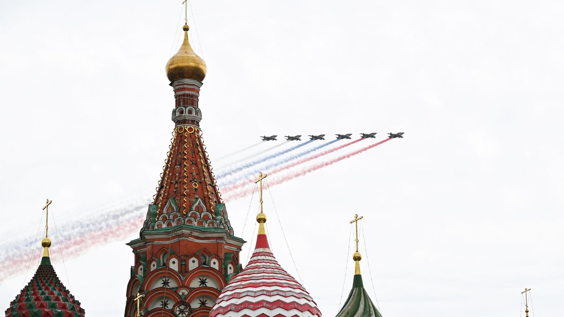 Штурмовики Су-25 во время воздушной части парада в Москве в честь 81-й годовщины Победы в Великой Отечественной войне - РИА Новости, 1920, 09.05.2026