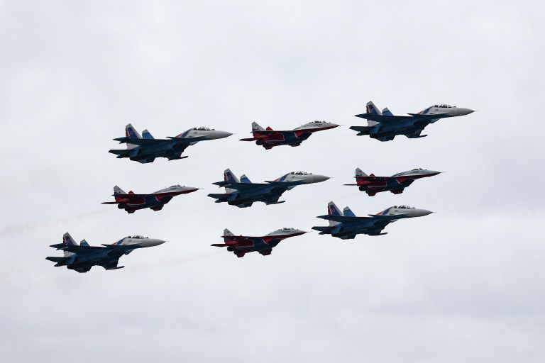 Истребителеи МиГ-29 и Су-30СМ пилотажных групп Русские витязи и Стрижи во время воздушной части парада в Москве в честь 81-й годовщины Победы в Великой Отечественной войне Истребителеи МиГ-29 и Су-30СМ пилотажных групп Русские витязи и Стрижи во время воздушной части парада в Москве в честь 81-й годовщины Победы в Великой Отечественной войне
