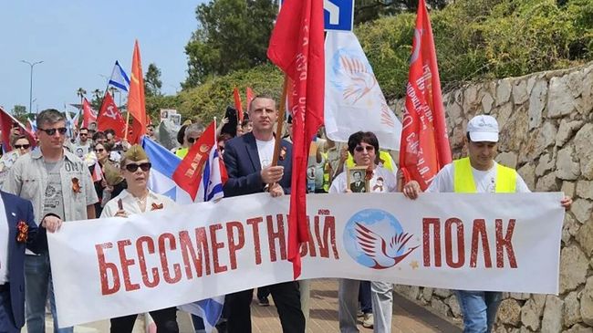 Шествие Бессмертного полка у мемориала Крылья победы в Нетании, Израиль