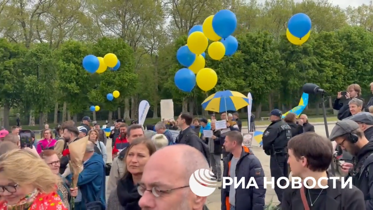 Провокаторы с украинскими флагами на возложении венков к мемориалу в Берлине Провокаторы с украинскими флагами на возложении венков к мемориалу в Берлине - РИА Новости, 1920, 09.05.2026