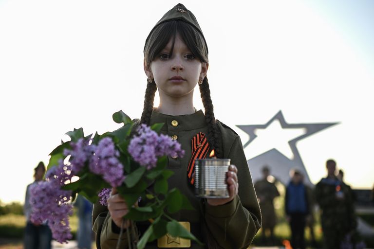 Участница акции Бессмертный полк в честь 81-й годовщины Победы в Великой Отечественной войне в ЛНР Участница акции Бессмертный полк в честь 81-й годовщины Победы в Великой Отечественной войне в ЛНР