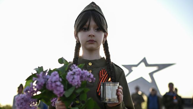 Участница акции Бессмертный полк в честь 81-й годовщины Победы в Великой Отечественной войне в ЛНР