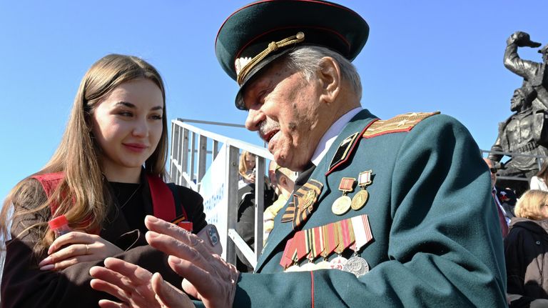 Участники акции Бессмертный полк, посвященной 81-й годовщине Победы в Великой Отечественной войне, во Владивостоке