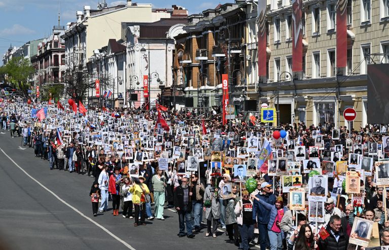 Участники акции Бессмертный полк, посвященной 81-й годовщине Победы в Великой Отечественной войне, во Владивостоке Участники акции Бессмертный полк, посвященной 81-й годовщине Победы в Великой Отечественной войне, во Владивостоке