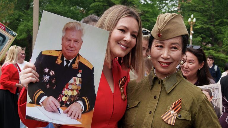 Актриса Мария Кожевникова во время акции Бессмертный полк в Пекине