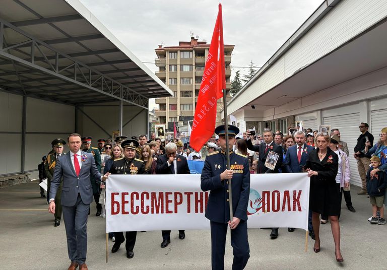 Участники акции Бессмертный полк, посвященной 81-й годовщине Победы в Великой Отечественной войне, в Анкаре Участники акции Бессмертный полк, посвященной 81-й годовщине Победы в Великой Отечественной войне, в Анкаре