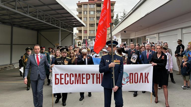Участники акции Бессмертный полк, посвященной 81-й годовщине Победы в Великой Отечественной войне, в Анкаре