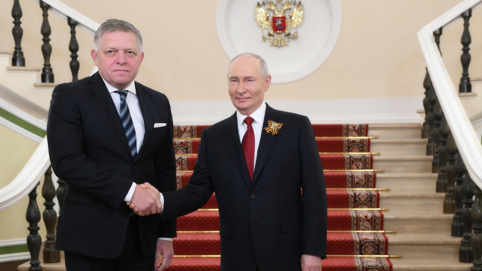 Президент России Владимир Путин встречает председателя правительства Словакии Роберта Фицо в Кремле в День Победы - РИА Новости, 1920, 09.05.2026