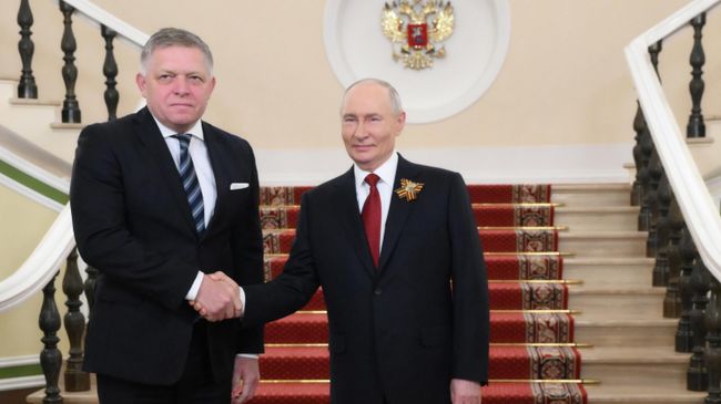 Президент России Владимир Путин встречает председателя правительства Словакии Роберта Фицо в Кремле в День Победы