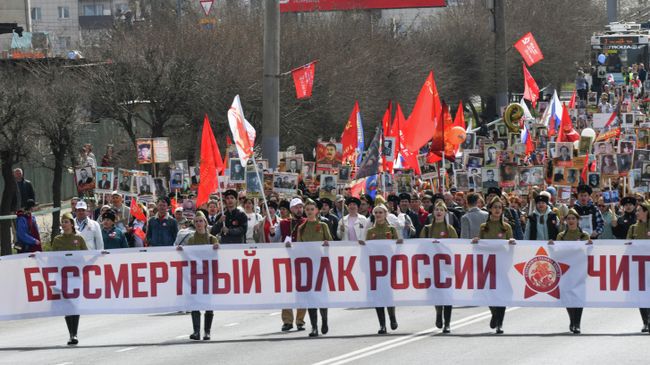 Участники акции Бессмертный полк, посвященной 81-й годовщине Победы в Великой Отечественной войне, в Чите