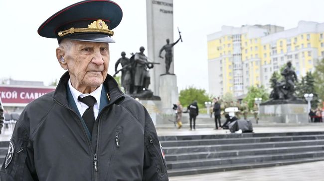 Ветеран Борис Шапошников на митинге с возложением цветов в Брянске